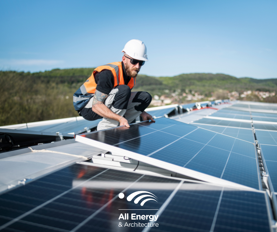 Installatore che sostituisce pannello fotovoltaico Installatore che sostituisce un pannello fotovoltaico